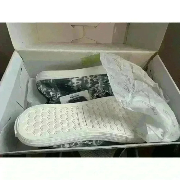 TRETORN Women's Meg Slip On Sneakers in Shibori Navy Size 8.5 New! - Picture 7 of 10